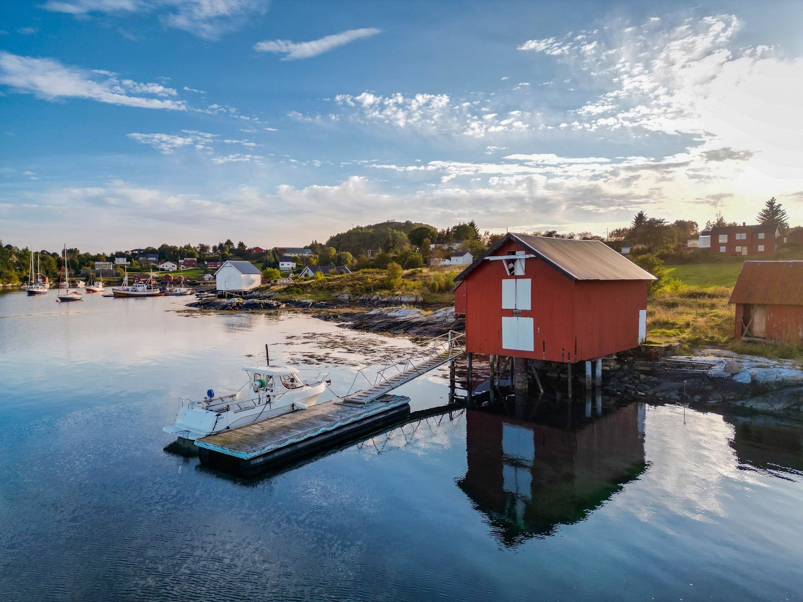 I tillegg medfølger nausttomt på ca. 150 kvm som eies i realsameie fordelt på tre eiendommer, med eierandel på 1/3 hver. Galleribilde