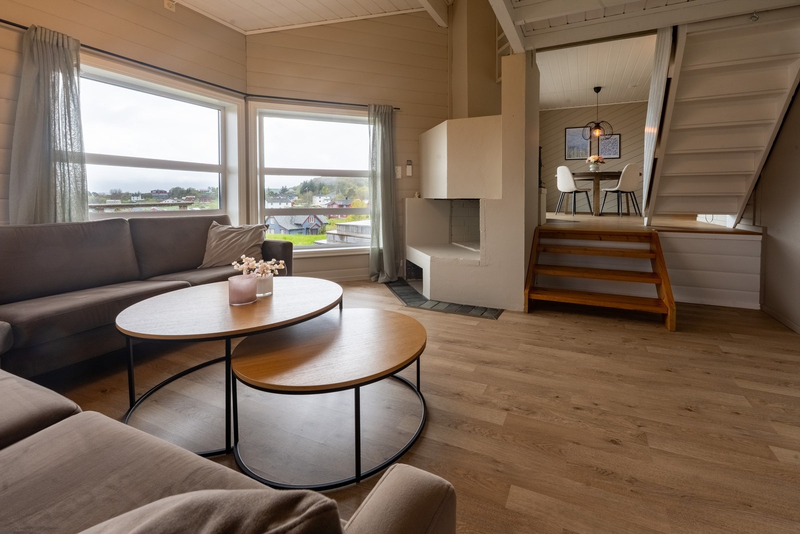 Stuearealet måler romslige 19 kvm, og ligger naturlig adskilt fra spisestuen på eget halvplan. Galleribilde