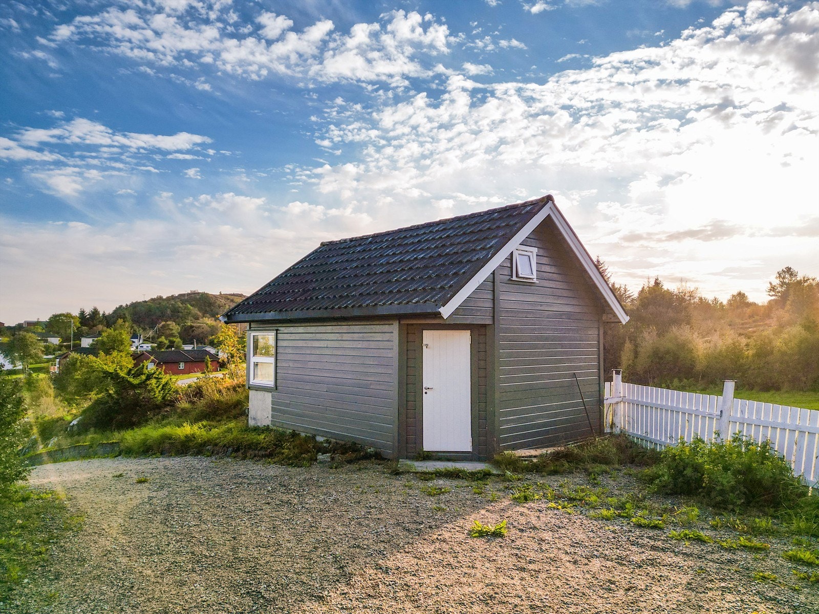 Man har svært gode lagringsmuligheter i de fire uthusene. Galleribilde