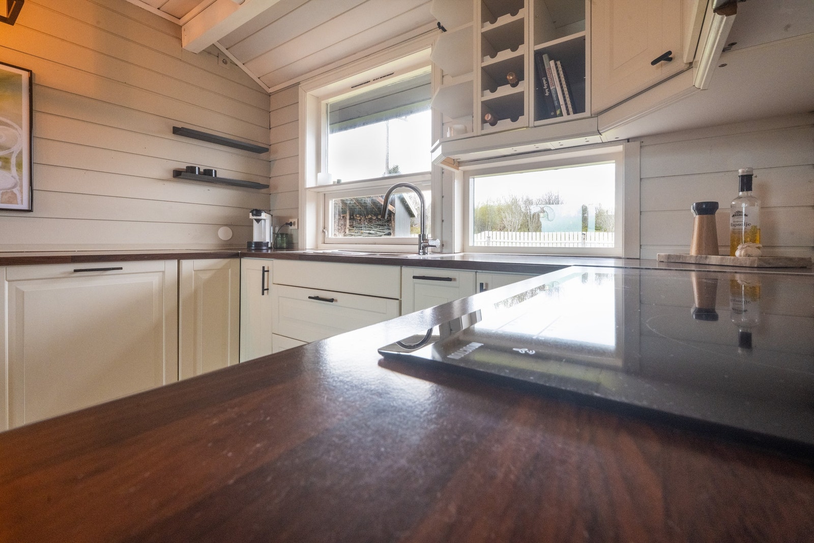 Videre er kjøkkenet utstyrt med integrerte hvitevarer, og har rikelig med skap- og benkeplass. Galleribilde