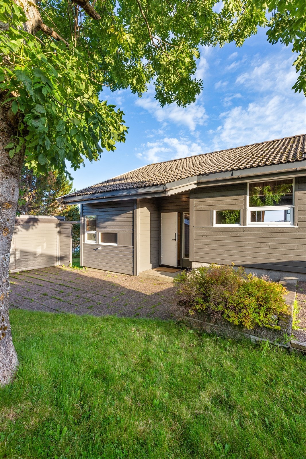 I forbindelse med inngangspartiet er det etablert belegningsstein. Her har man god plass til sittegrupper og grill, og man har gode muligheter til å flytte seg etter sola. Galleribilde