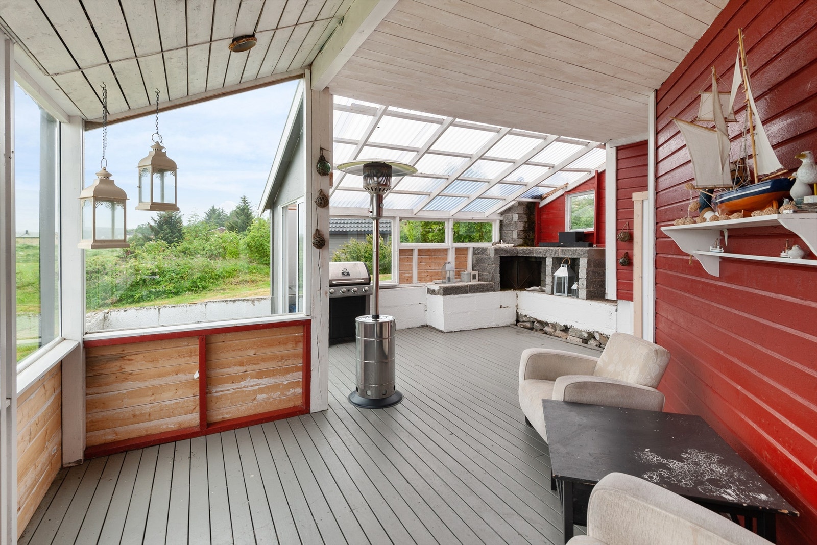 I forbindelse med terrassen er det etablert en hyggelig vinterhage med gode møbleringsmuligheter. Galleribilde