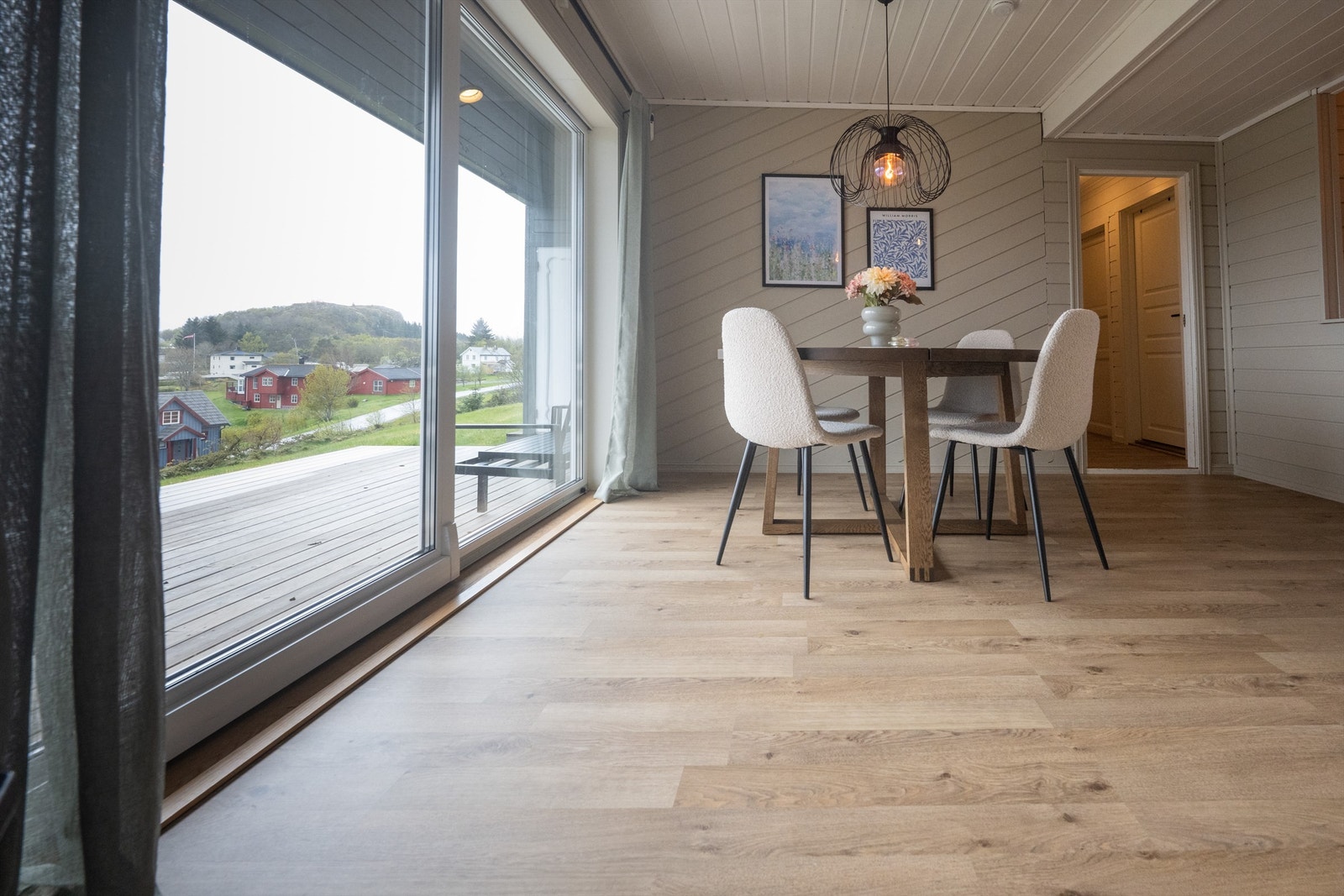 Boligen er gjennomgående lys og luftig med utstrakte vindusflater som sikrer rikelig med naturlig dagslys. Galleribilde