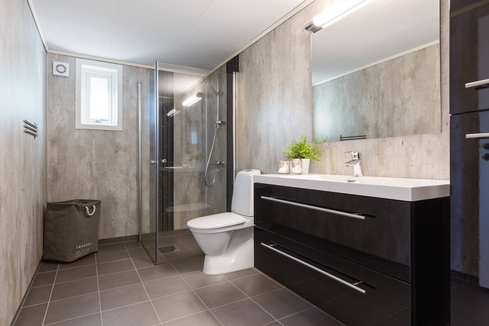 Pent bad oppgradert i 2017, med varme i gulv, dusjhjørne, servantskap med speil og lys, sideskap og toalett. Galleribilde