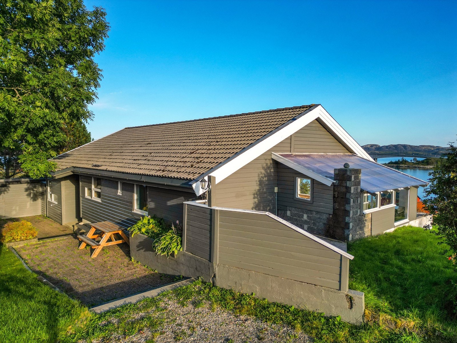 Eiendommen byr videre på store gressområder og fine uteplasser, og er svært barnevennlig og velholdt. Galleribilde