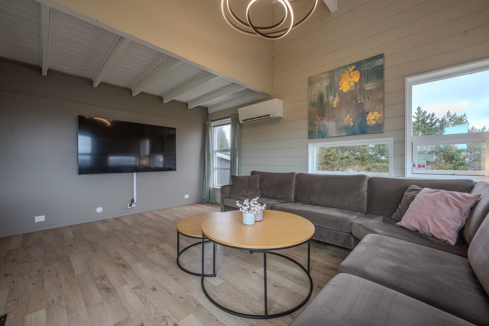 Stuen er lett å møblere med de flere sonene i rommet. Galleribilde