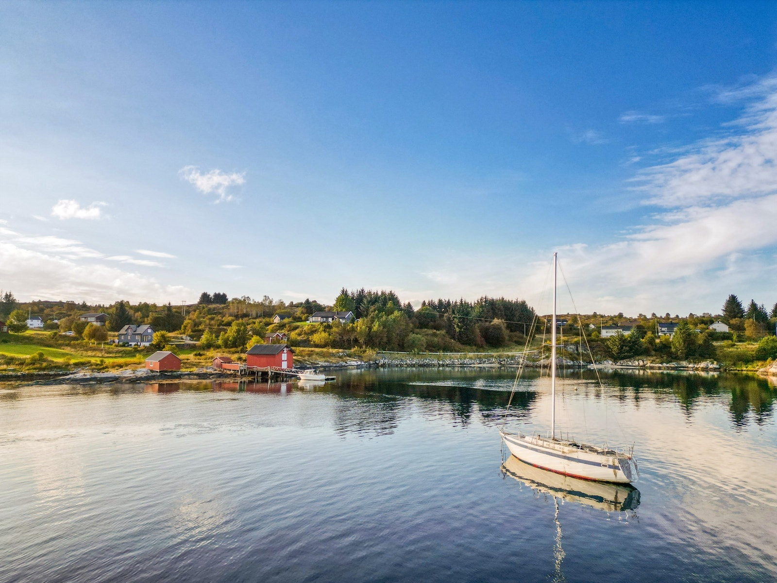 Hitra er den største øya i Sør-Norge, og er forbundet med fastlandet via en undersjøisk tunnel. Her vil du oppleve en svært vakker og varierende natur, med nær tilknytning til havet. Galleribilde