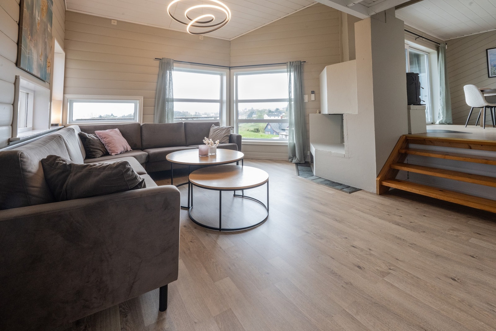 Videre er boligen utstyrt med fire soverom, entré, gang og vaskerom. Det foreligger ikke opprinnelige tegninger for soverom på loft, og er av den grunn ikke godkjent til varig opphold. Galleribilde