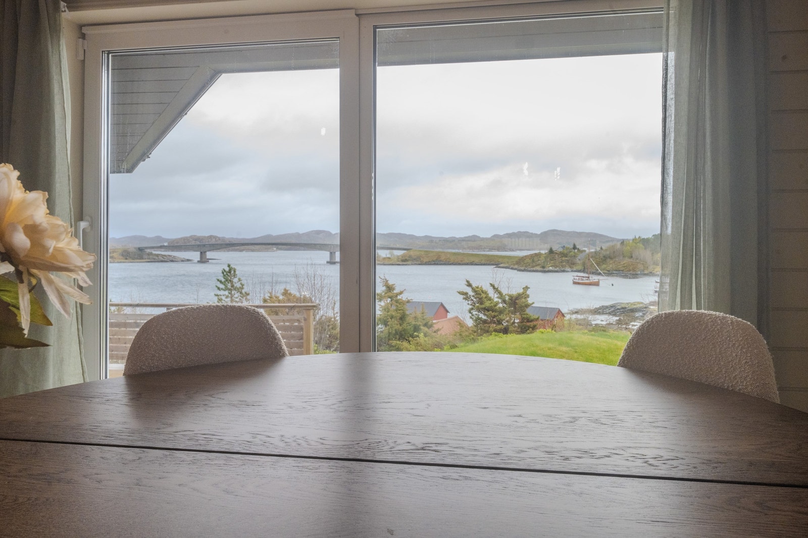 Fra boligen er det kort vei til Fillan og Sentrum, med "alt" av servicetilbud. Galleribilde