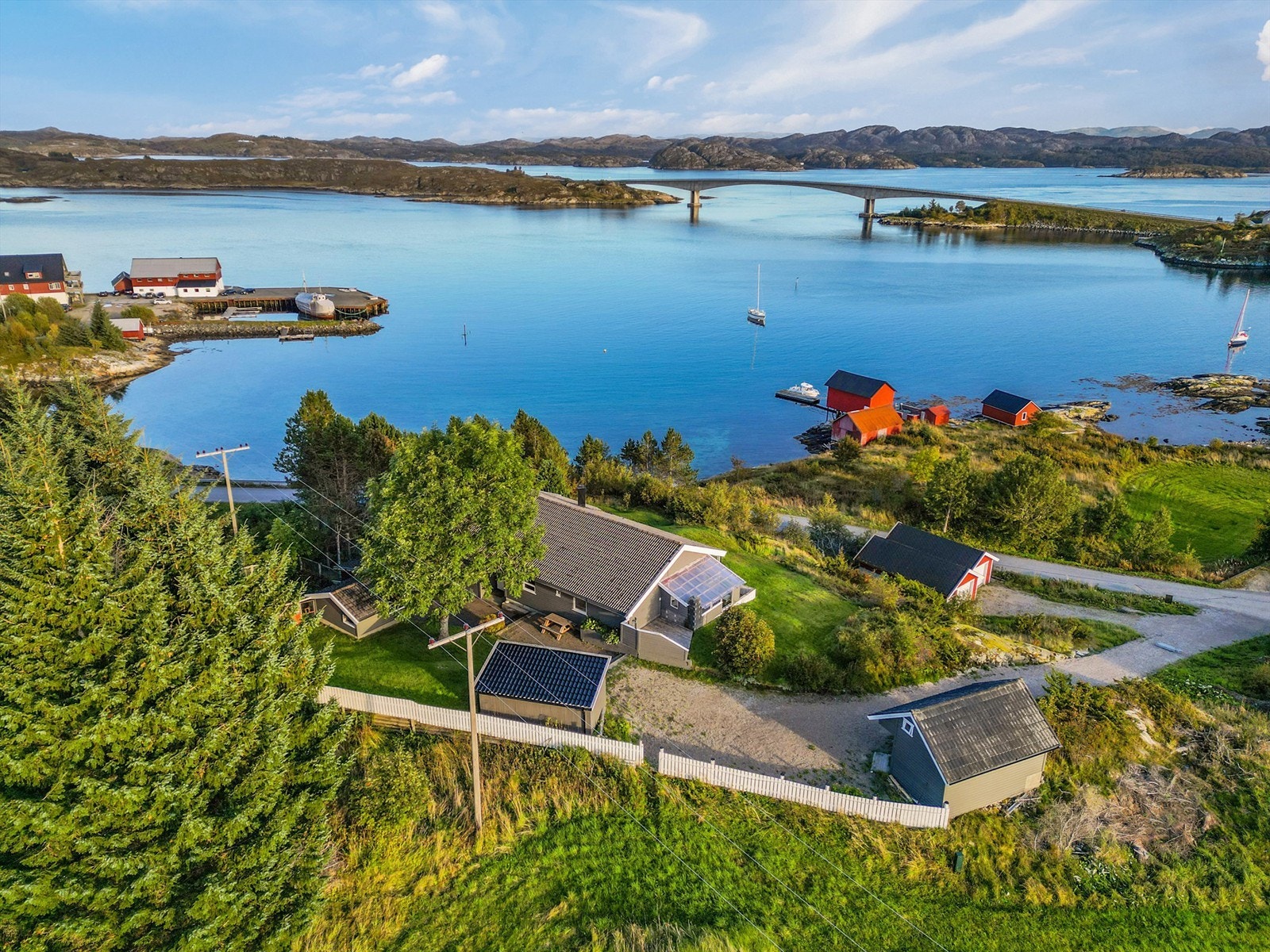 Her får du en stor selveiertomt på tre mål pent opparbeidet med gruslagte veier, diverse beplantninger, plenareal, biloppstillingsplass og sittegrupper. Galleribilde