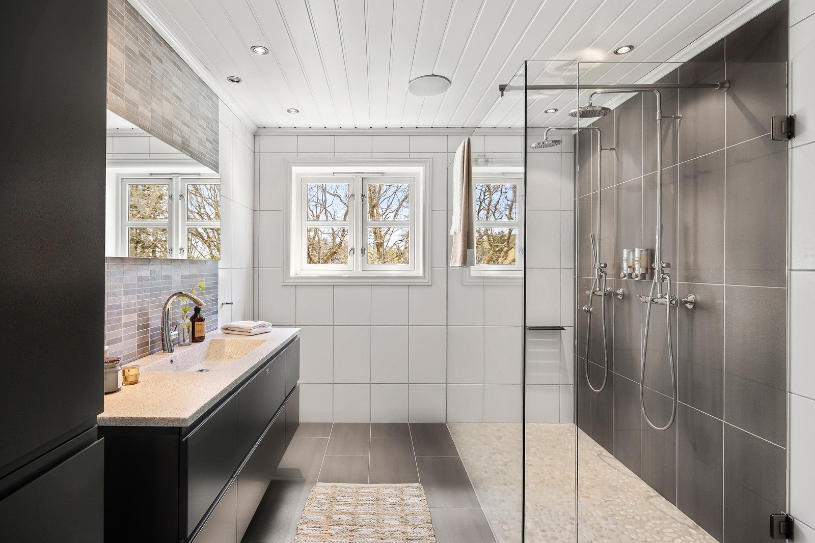 Hovedbadet ligger i boligens hovedetasje og er av god størrelse. Galleribilde