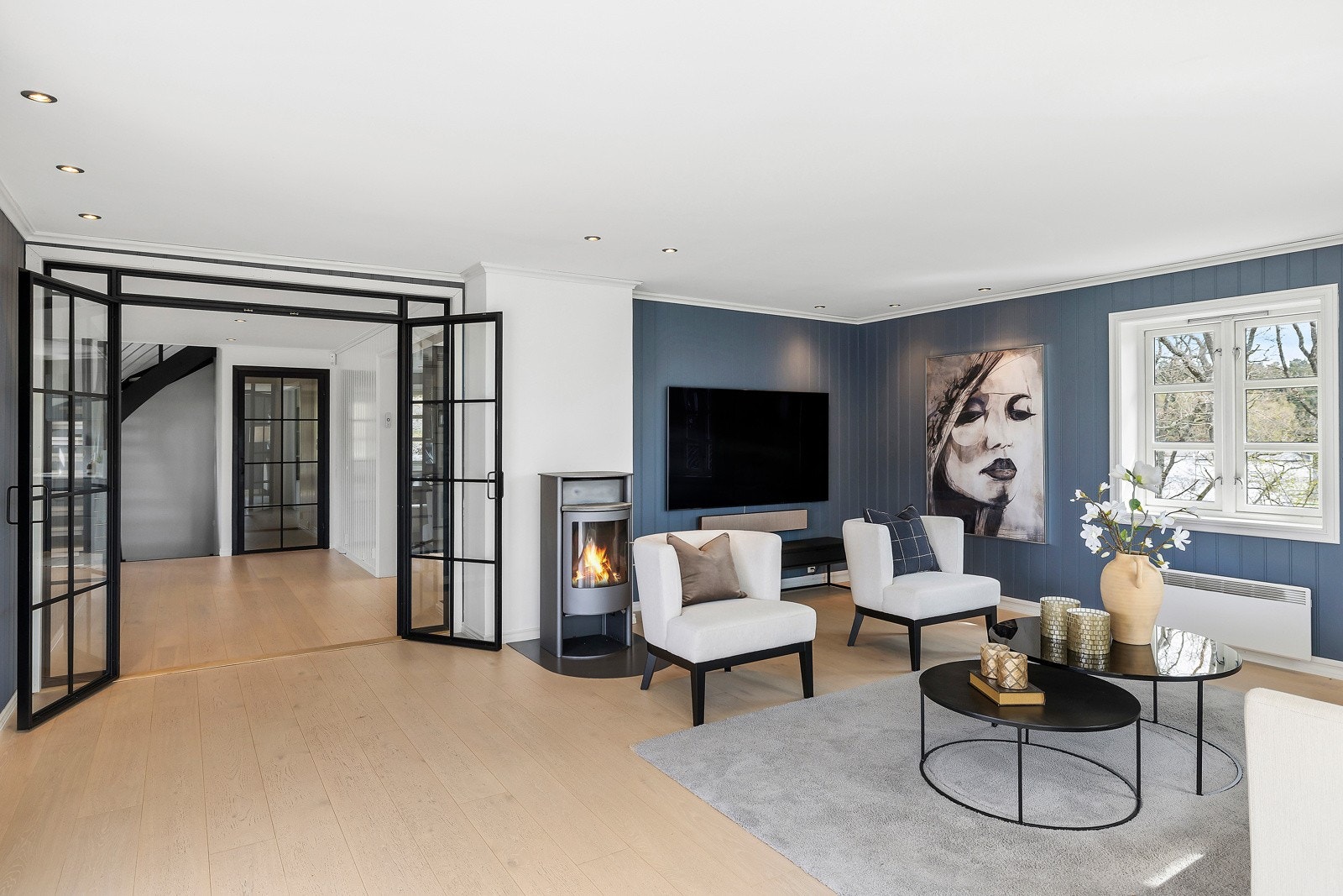 Stuen ligger i direkte tilknytning til spisestue og kjøkken. Galleribilde