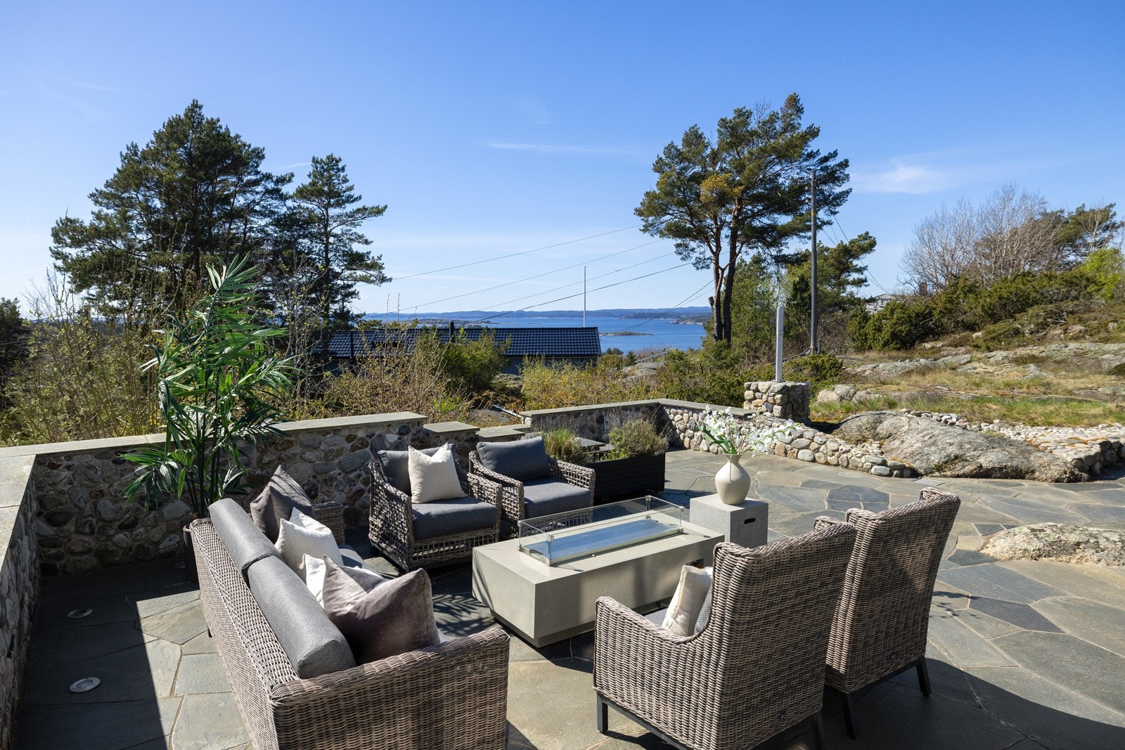 Her kan man sitte å nyte en herlig sjøutsikt. Galleribilde