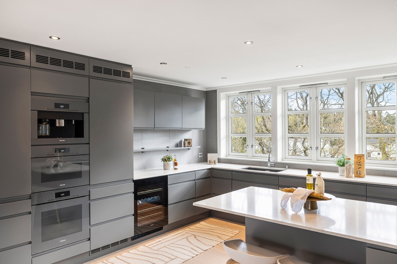 Det er mye skap- og benkeplass på kjøkkenet. Galleribilde