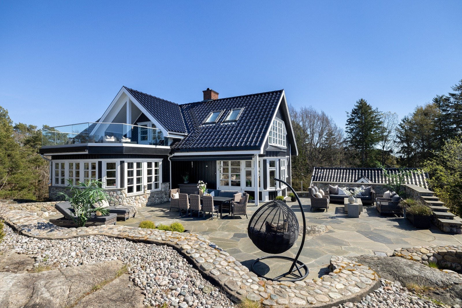 Dette er en stor eiendom med nydelige uteonmråder. Galleribilde