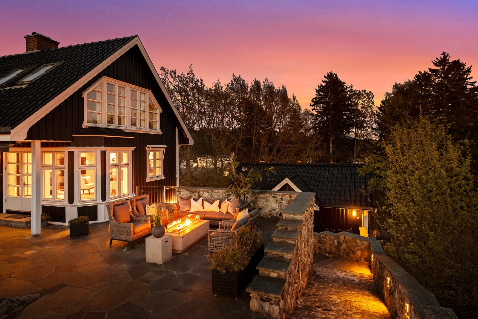 Tomten er opparbeidet med belysning rundt hele huset. Galleribilde