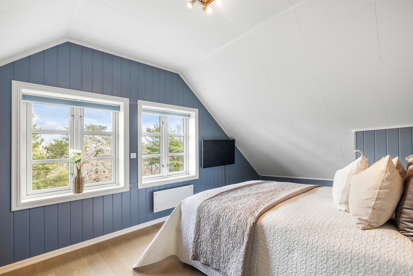 Boligen har flere soveron. Dette befinner seg i øverste etasje og er av god størrelse. Galleribilde