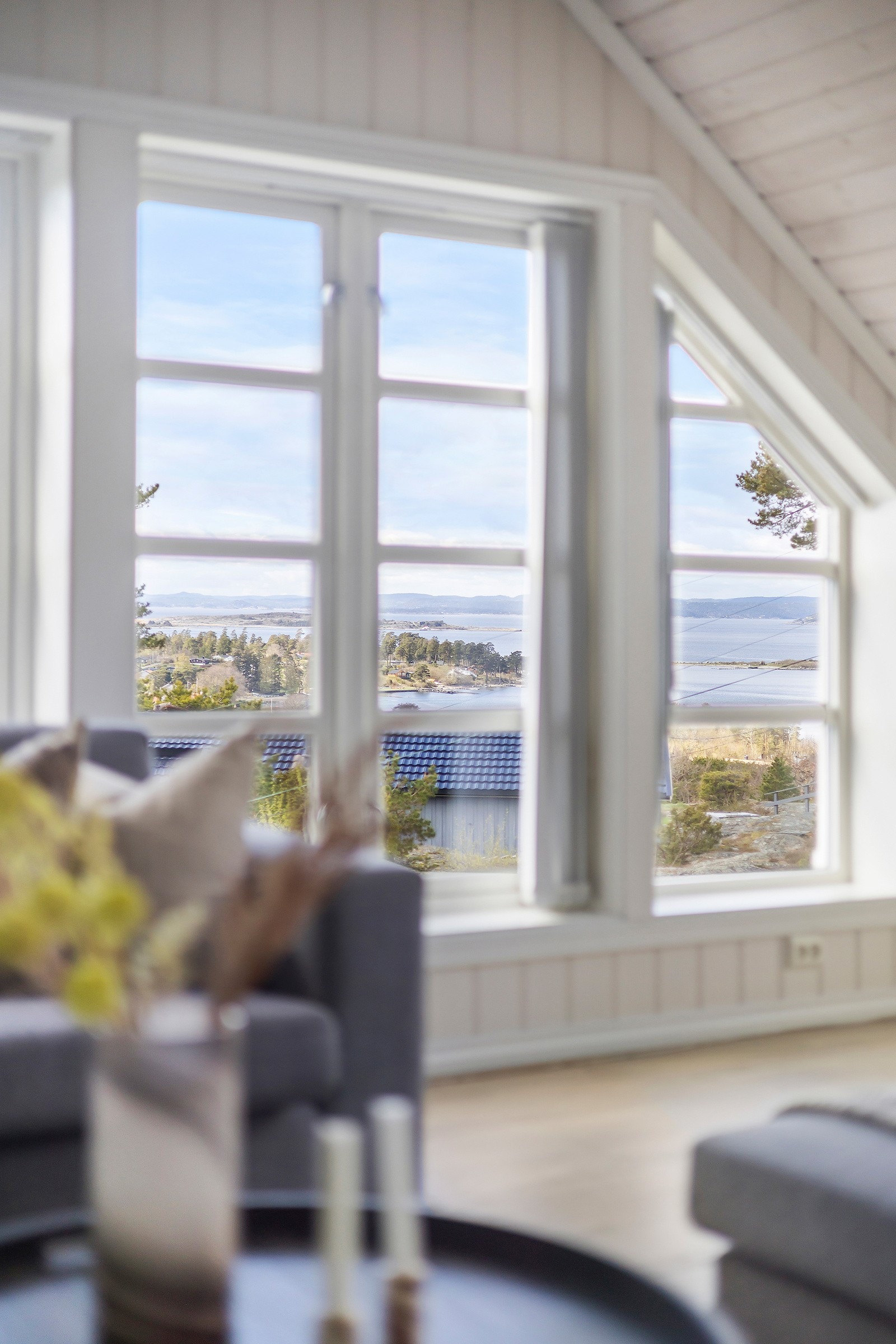 Sitter man i sofaen i stuen, kan man nyte en herlig sjøutsikt. Galleribilde