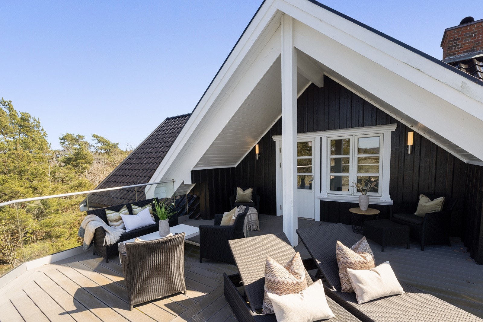 Her kan man møblere slik man selv ønsker, men det er plass til både spisebord, samt solsenger mm. Galleribilde