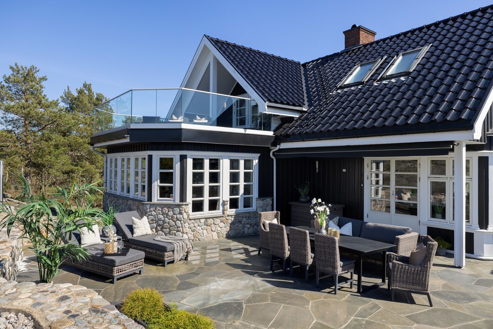 Det er en satt inn en større markise som kan strekke seg over spiseplassen. Galleribilde