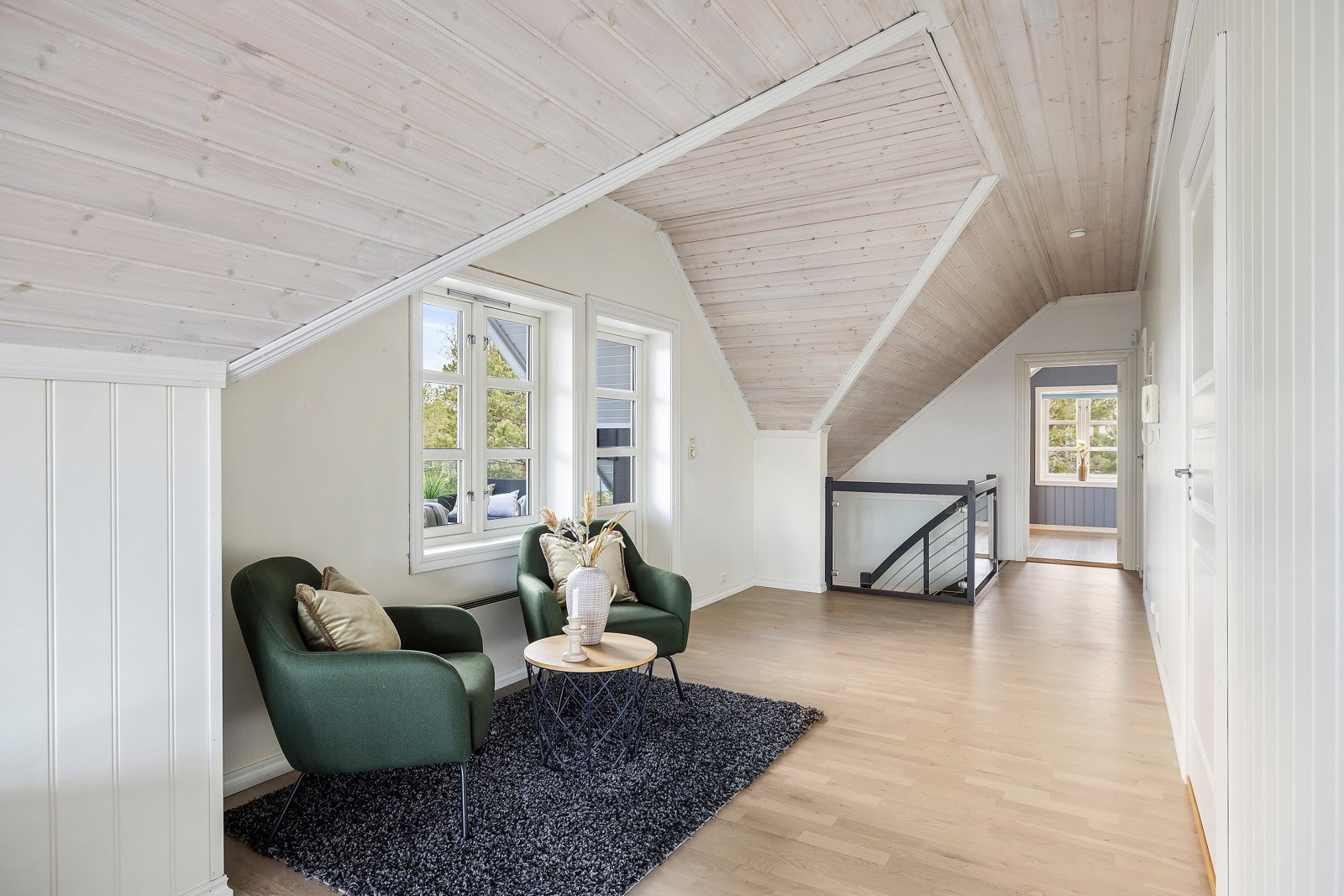 Direkte adkomst til terrasse i øverste etasje. Her er det også plass til en hyggelig sittegruppe. Galleribilde