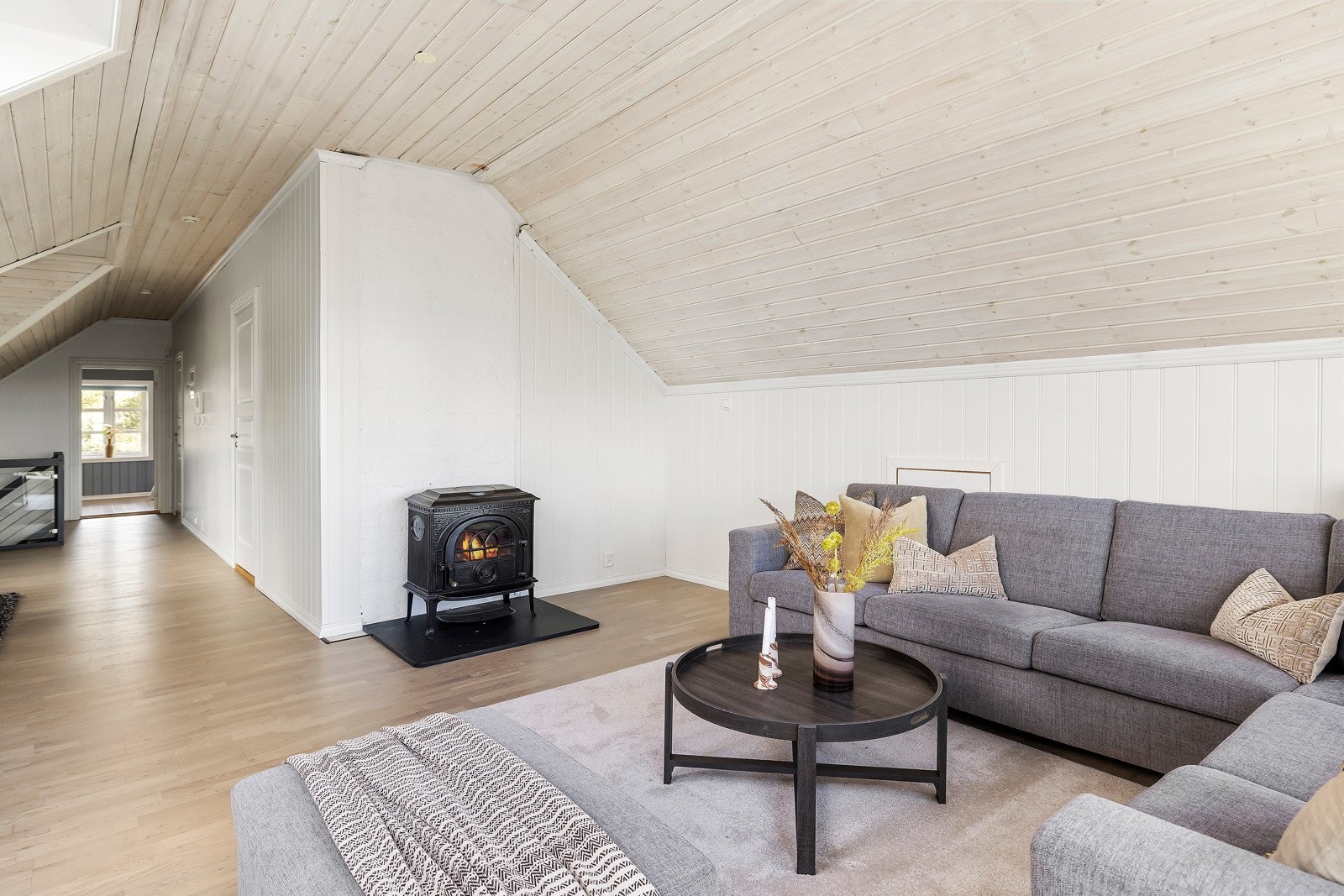 Det er peis i stuen som sørger for god oppvarming. Galleribilde