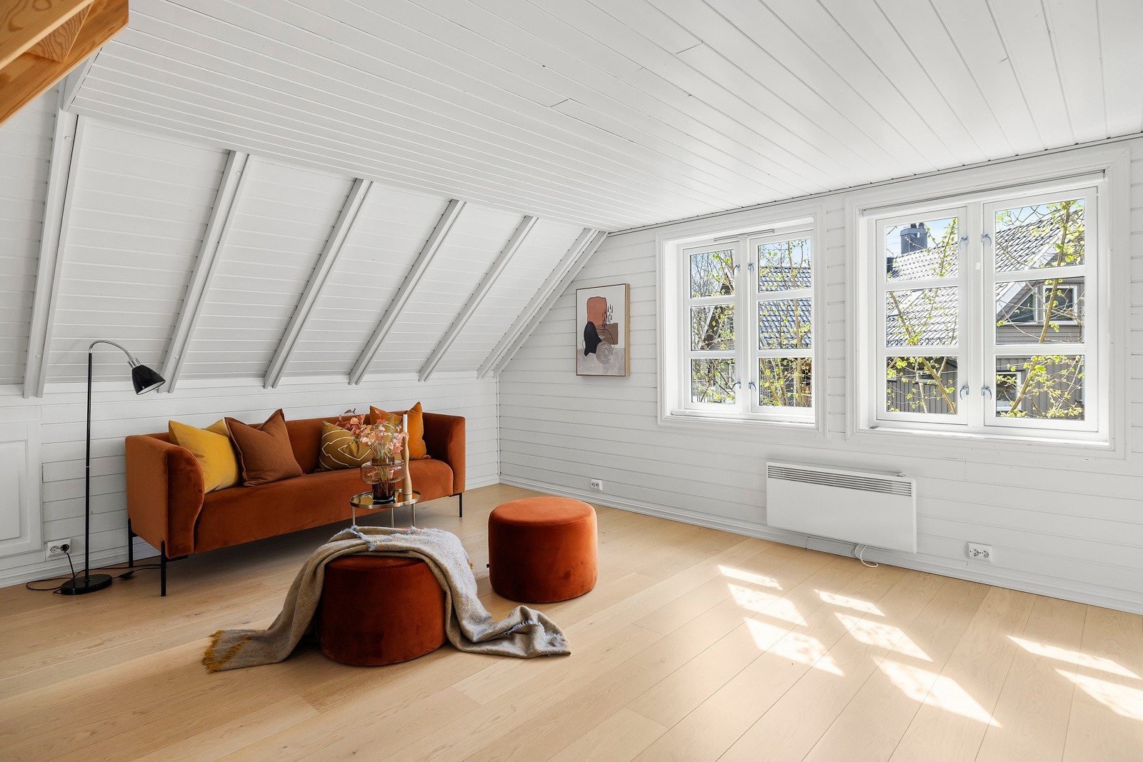 Over garasjen er det rom som er innredet. Dette er pt. ikke omsøkt eller godkjent av kommunen, noe som er et krav ved bruksendring. Dersom man får dette godkjent av kommunen har man en egen utleidel m/gode leieinntekter. Galleribilde