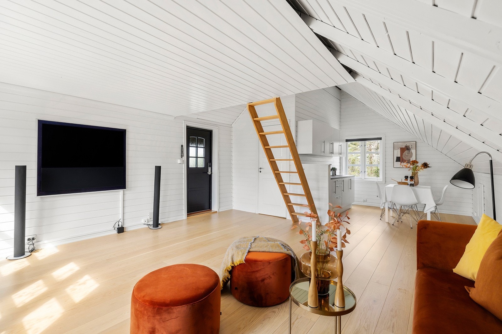 Denne delen er av god størrelse og er innredet med stue, kjøkken, bad og hems. Galleribilde