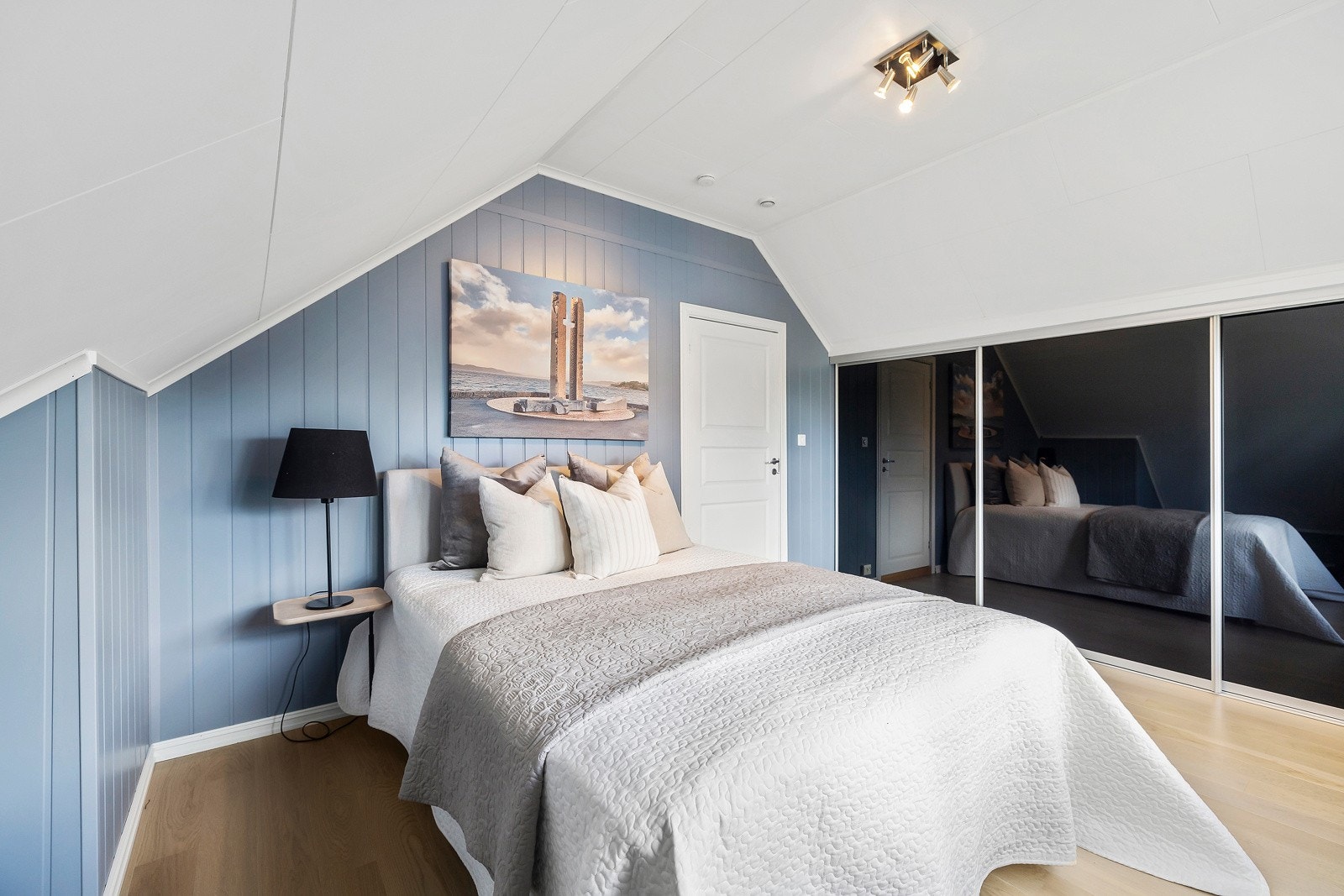 Gode lagringsmuligheter i en større garderobeløsning Galleribilde