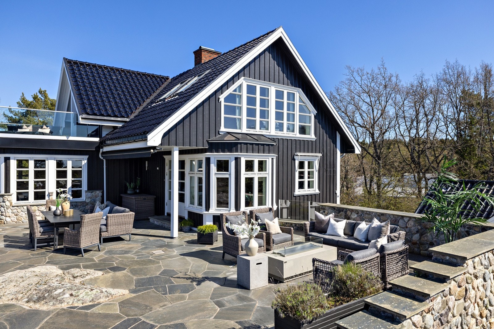 Fra stuen er det direkte adkomst til stenlagt plattingområde på hele 118m². Galleribilde