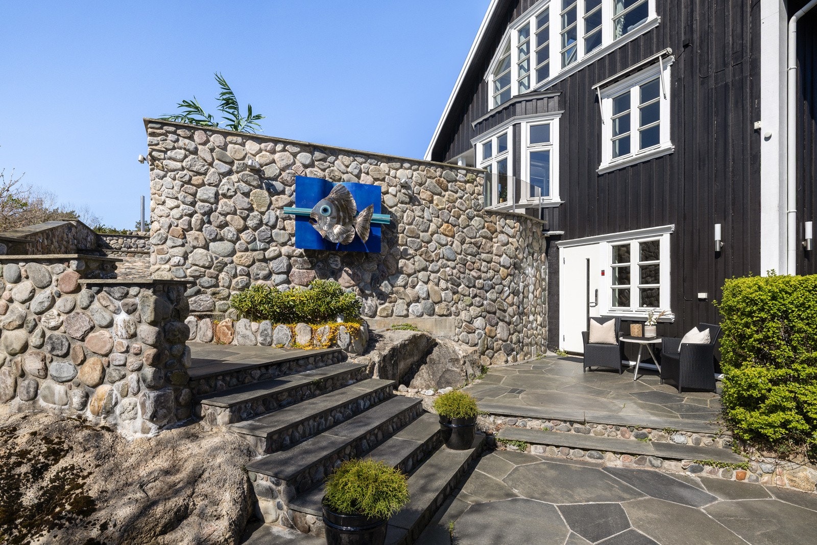 Hyggelig uteområde utenfor kontor. Denne delen har også en egen utvendig adkomst. Galleribilde