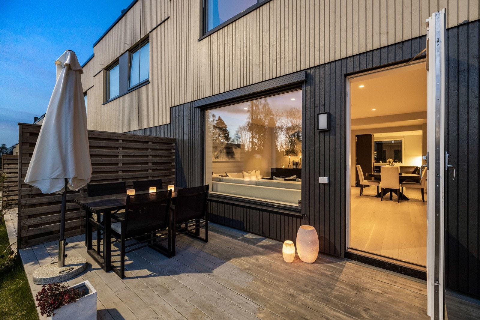 Utenfor stuen i 1. etasje er det også en fin uteplass, skjermet for vind og innsyn. Galleribilde