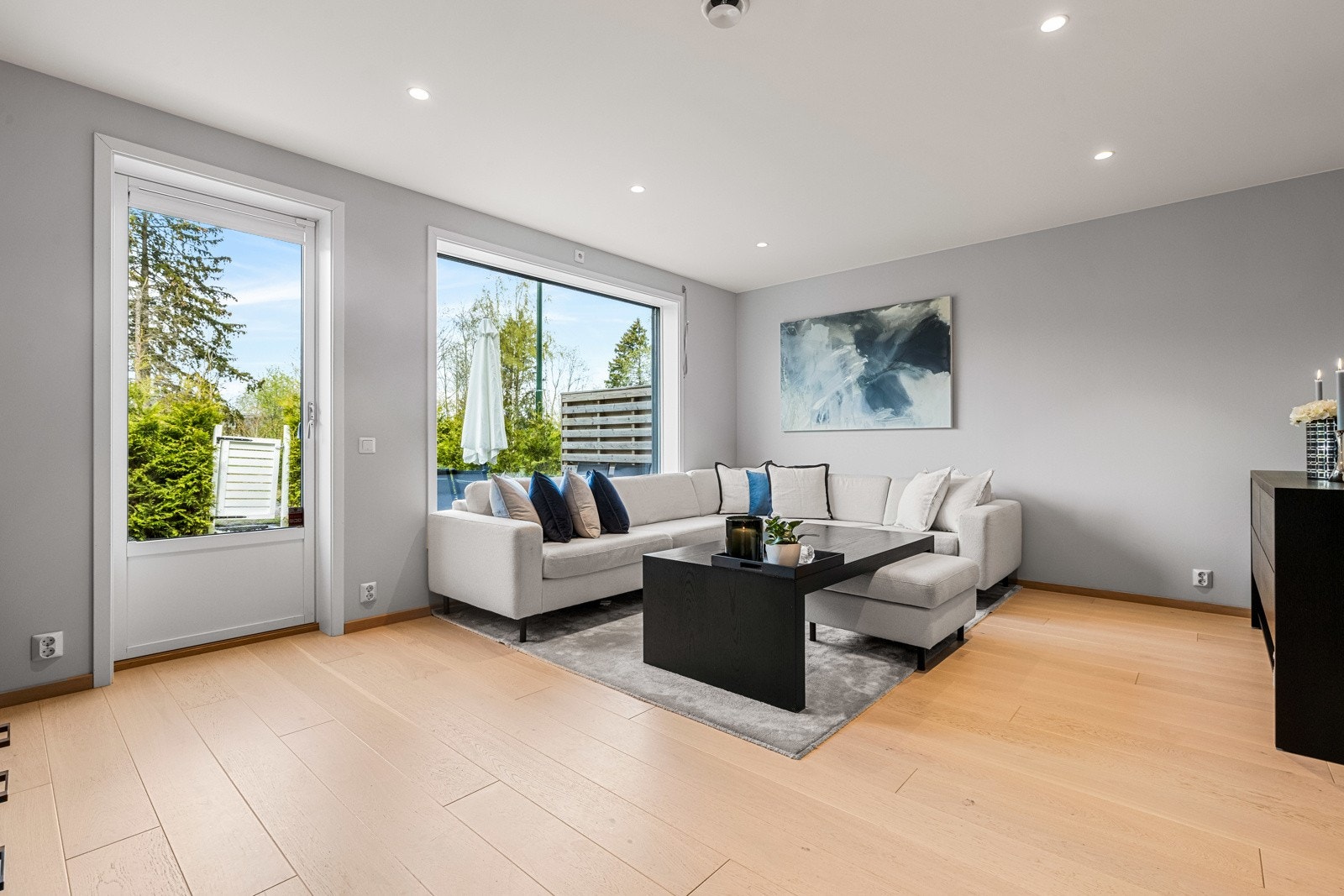 Lekkert enstavs parkettgulv og utstrakt bruk av downlights. Galleribilde