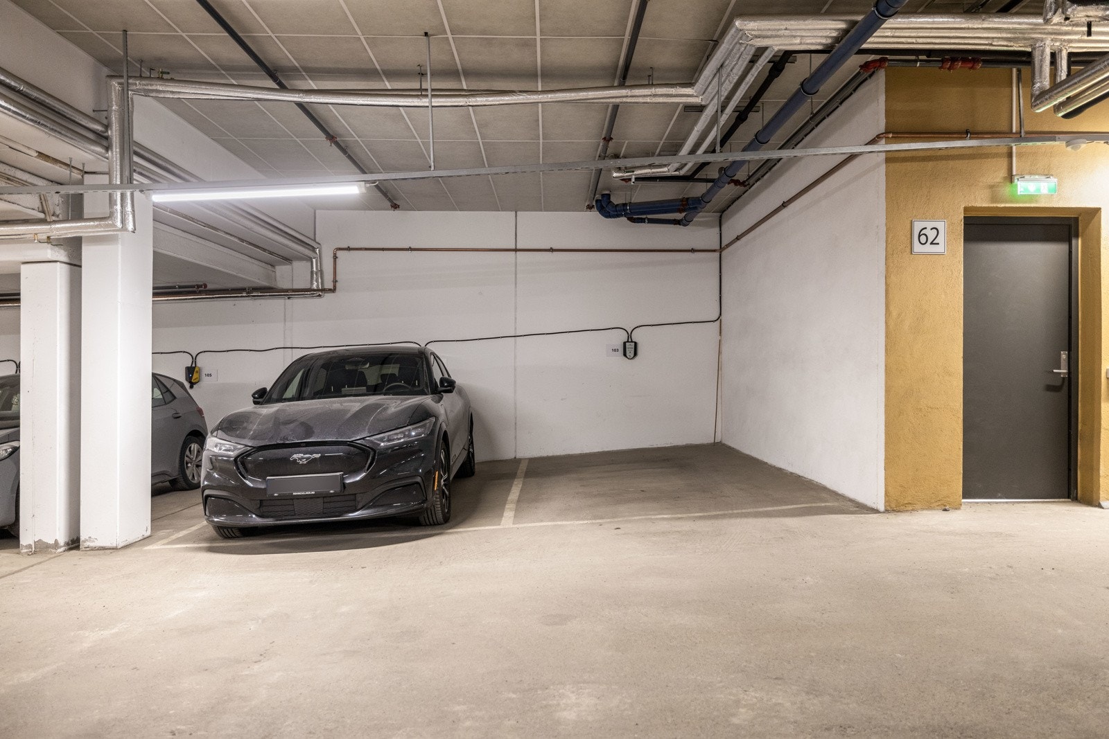 Det medfølger garasjeplass i felles oppvarmet kjelleranlegg. Galleribilde