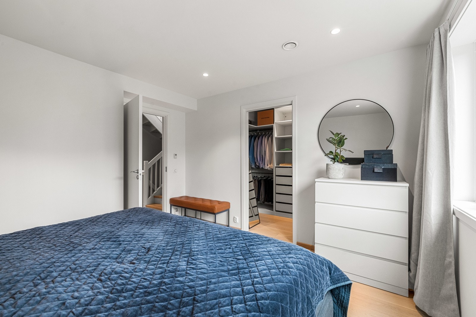 Hovedsoverommet ligger alene på en side av gangen, og har tilknyttet walk-in closet. Galleribilde