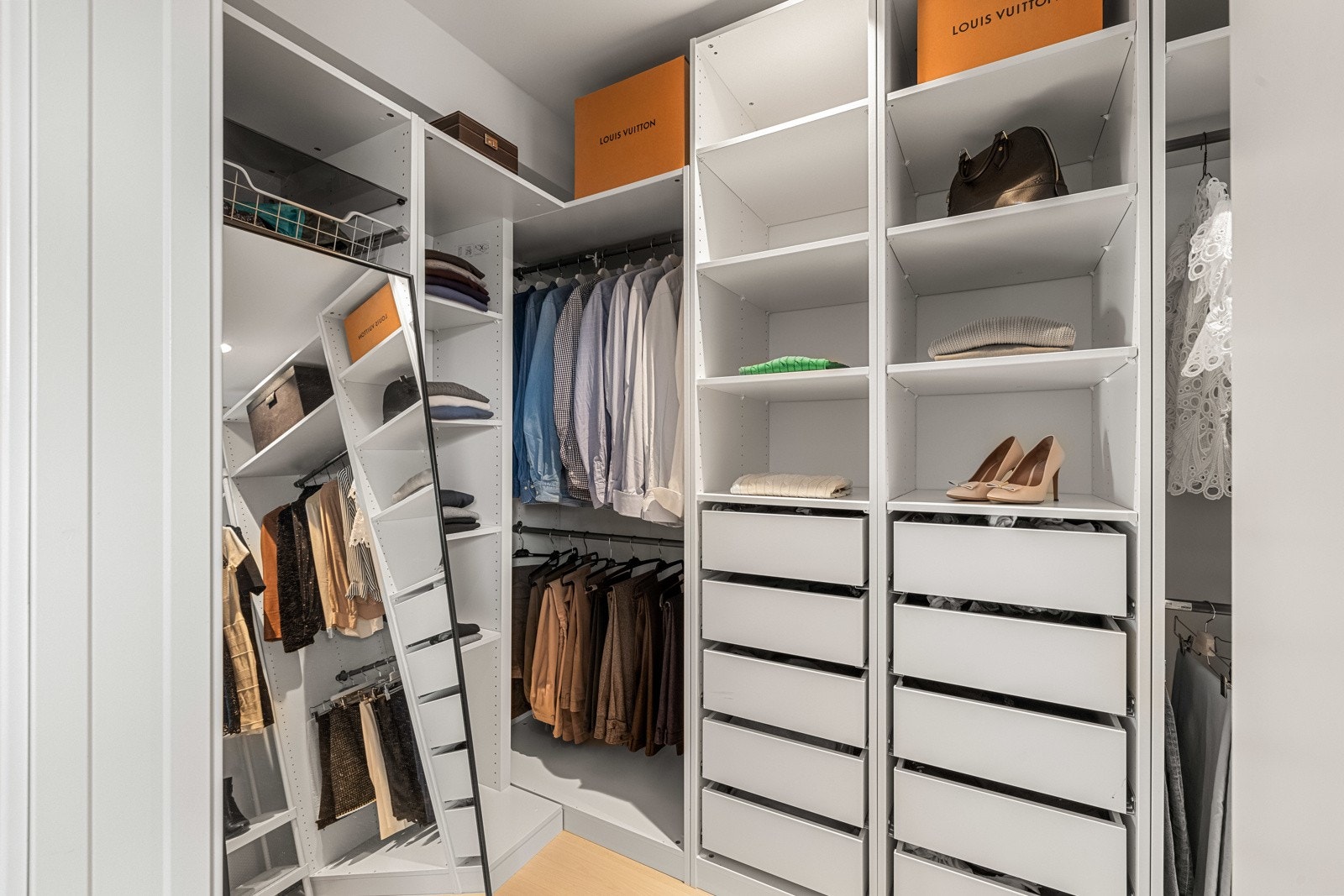 Innredning i walk-in medfølger. Galleribilde