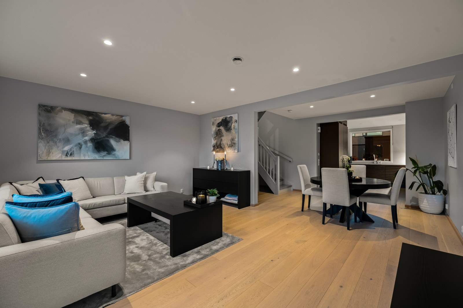 Stue og spisestue har fin utforming med naturlig plass til sofagruppe og spisebord. Galleribilde