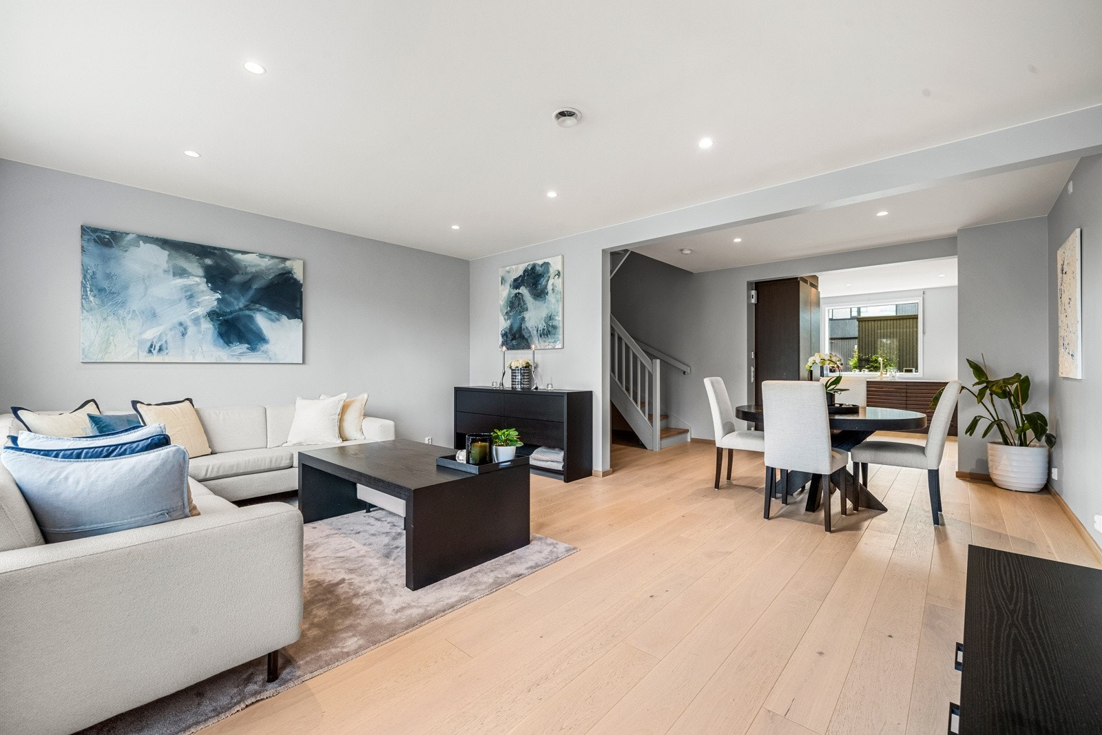 Boligen byr på en åpen og familietilpasset løsning med stue, spisestue og kjøkken i samme rom. Galleribilde