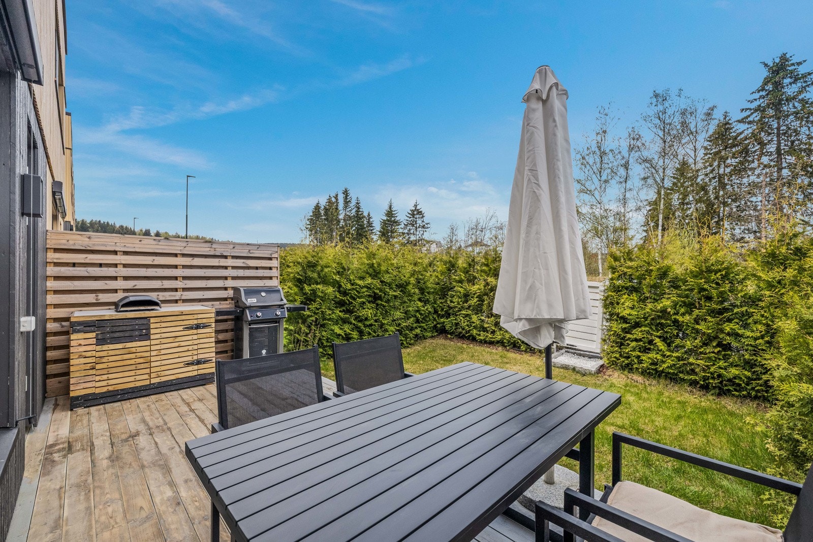 Et lite trinn ned ligger egen hage, fint omkranset med tett hekk. Galleribilde