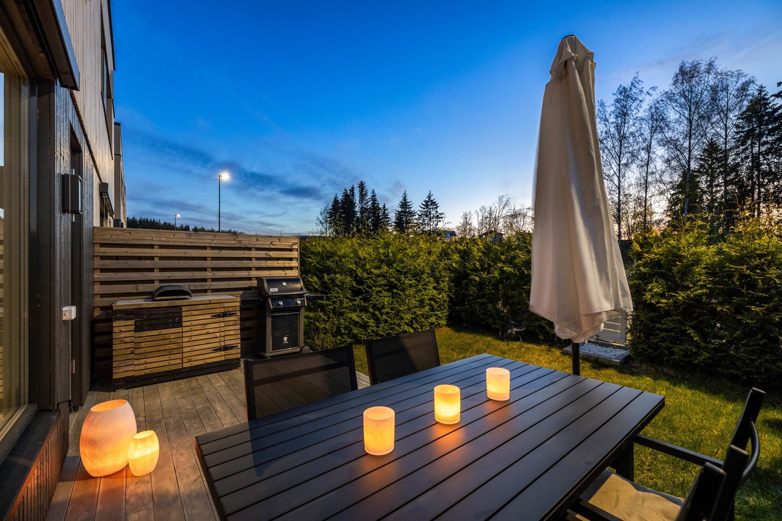 Dette er et fint område for spisebord og grill, med praktisk nærhet til kjøkkenet innendørs. Galleribilde