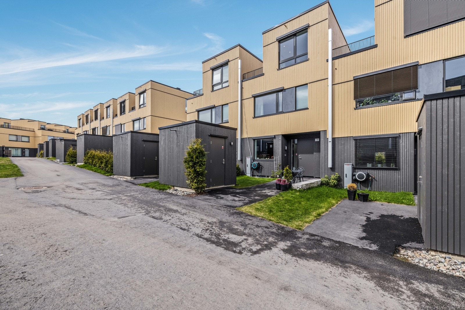 Boligen har barnevennlig beliggenhet i et tilbaketrukket og nyere område. Ingen gjennomkjøringstrafikk og med mange lekekamerater. Galleribilde