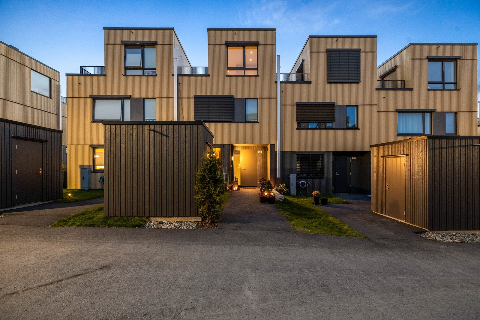 Påkostet og strøkent rekkehus med tilvalg for over kr 750 000,-. Oppført over tre plan med fantastisk takterrasse, tilgang til hage Galleribilde