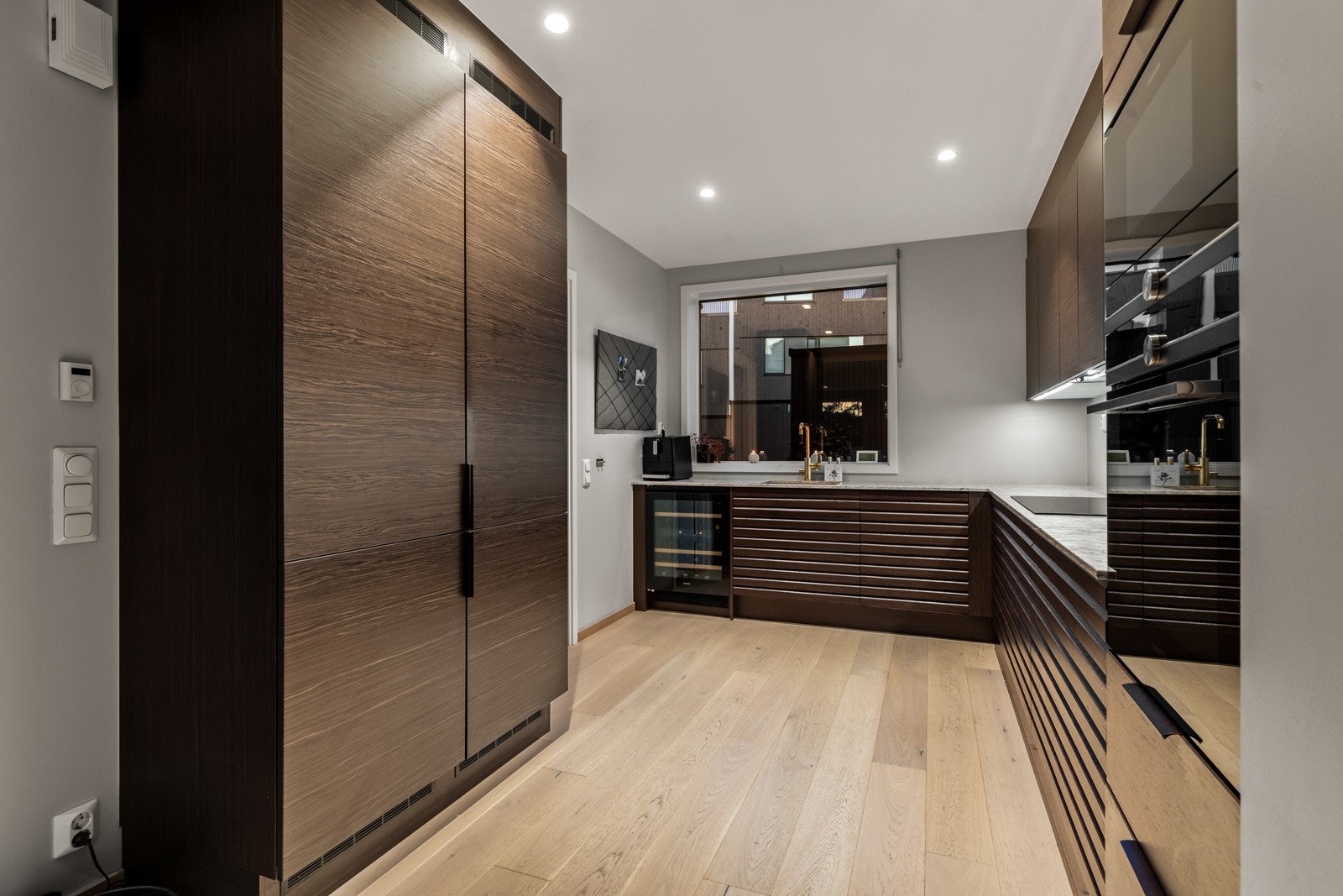 Det er også etablert to høyskap med kjøleskap og fryseskap i full størrelse - svært ettertraktet for barnefamilier. Galleribilde