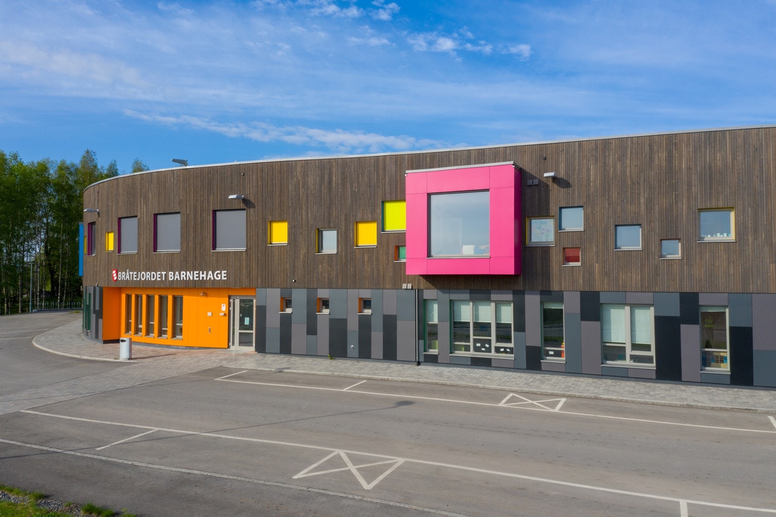 Det er flere barnehager i nærområder. Bråtejordet barnehage ligger nesten rett over veien. Galleribilde