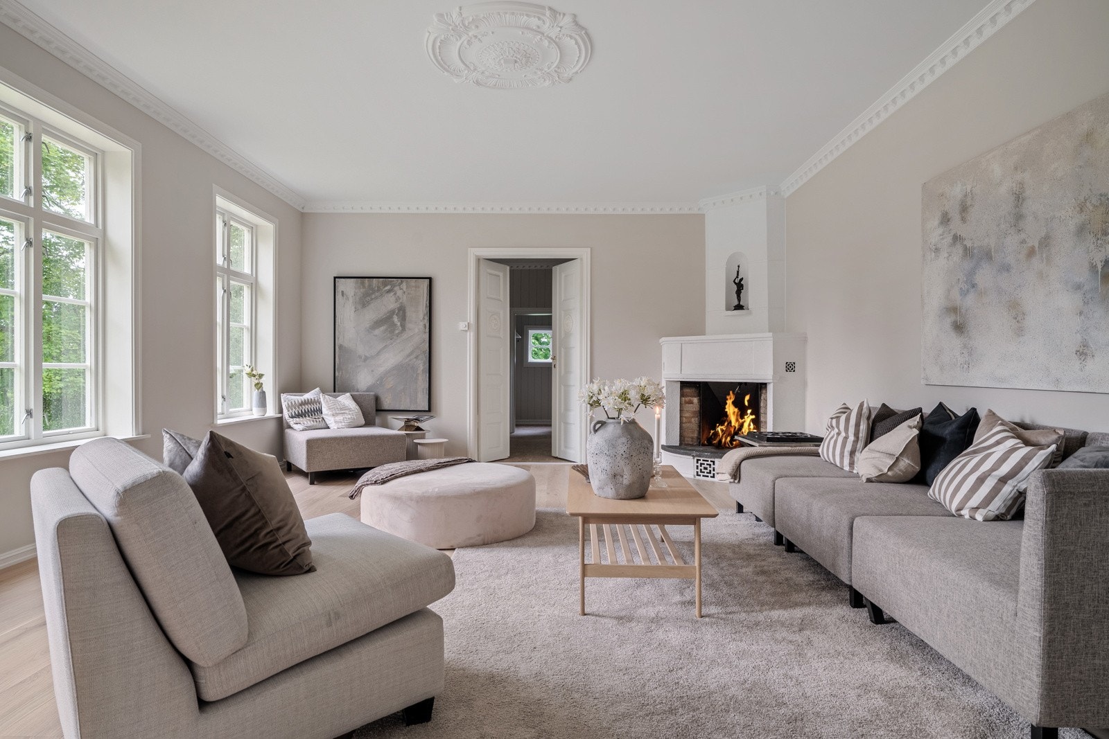 Den flotte peisen skaper ekstra stemning og hygge i rommet. Galleribilde