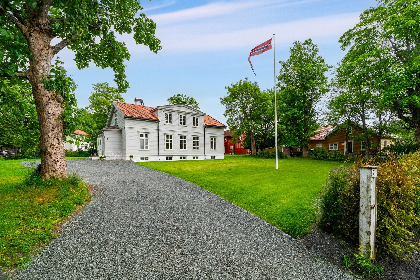 Eiendommene har en usjenert beliggenhet i enden av en blindvei og har en stor kombinert tomt på ca. 2 mål med fantastiske solforhold. Galleribilde