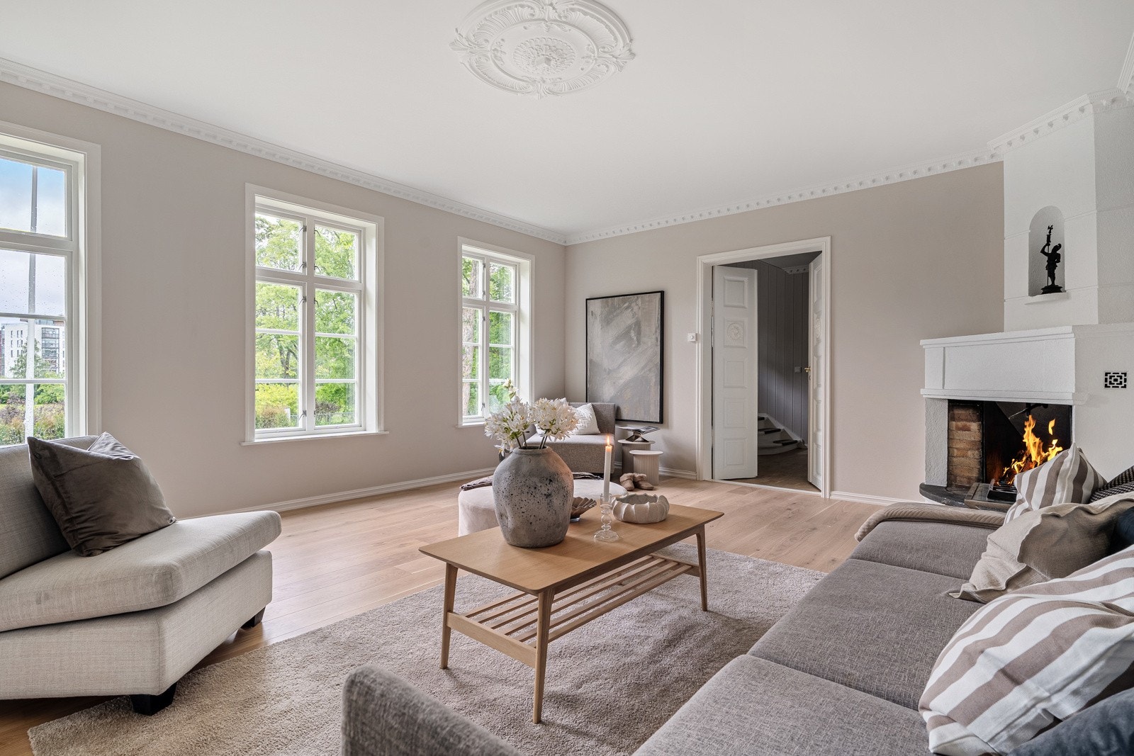 Nydelig parkett, behagelige fargevalg på overflatene og store vinduer er gjennomgående for alle oppholdsrom. Galleribilde