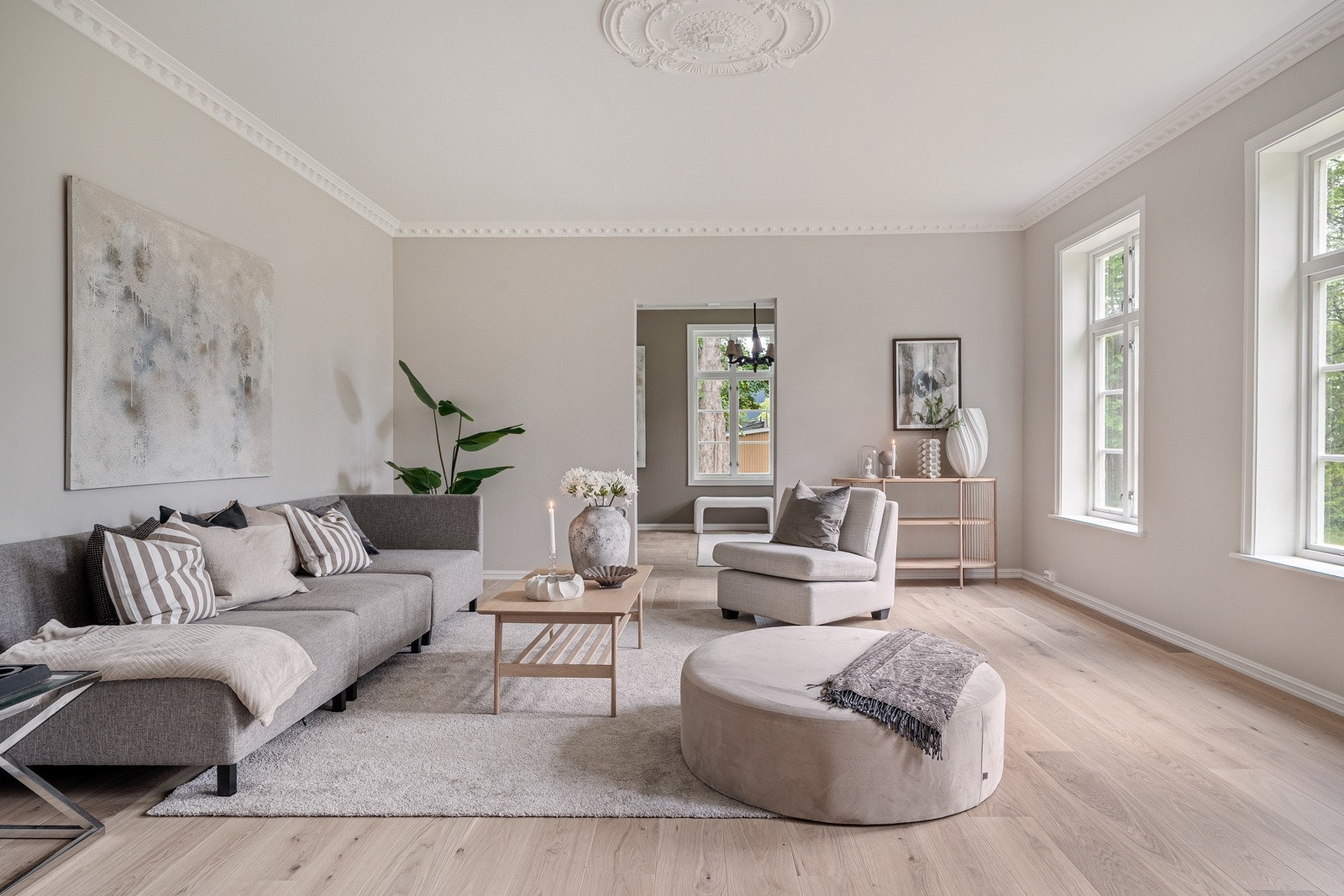 Boligen ble betydelig påkostet i 2025 og kombinerer klassisk eleganse med moderne komfort. Galleribilde