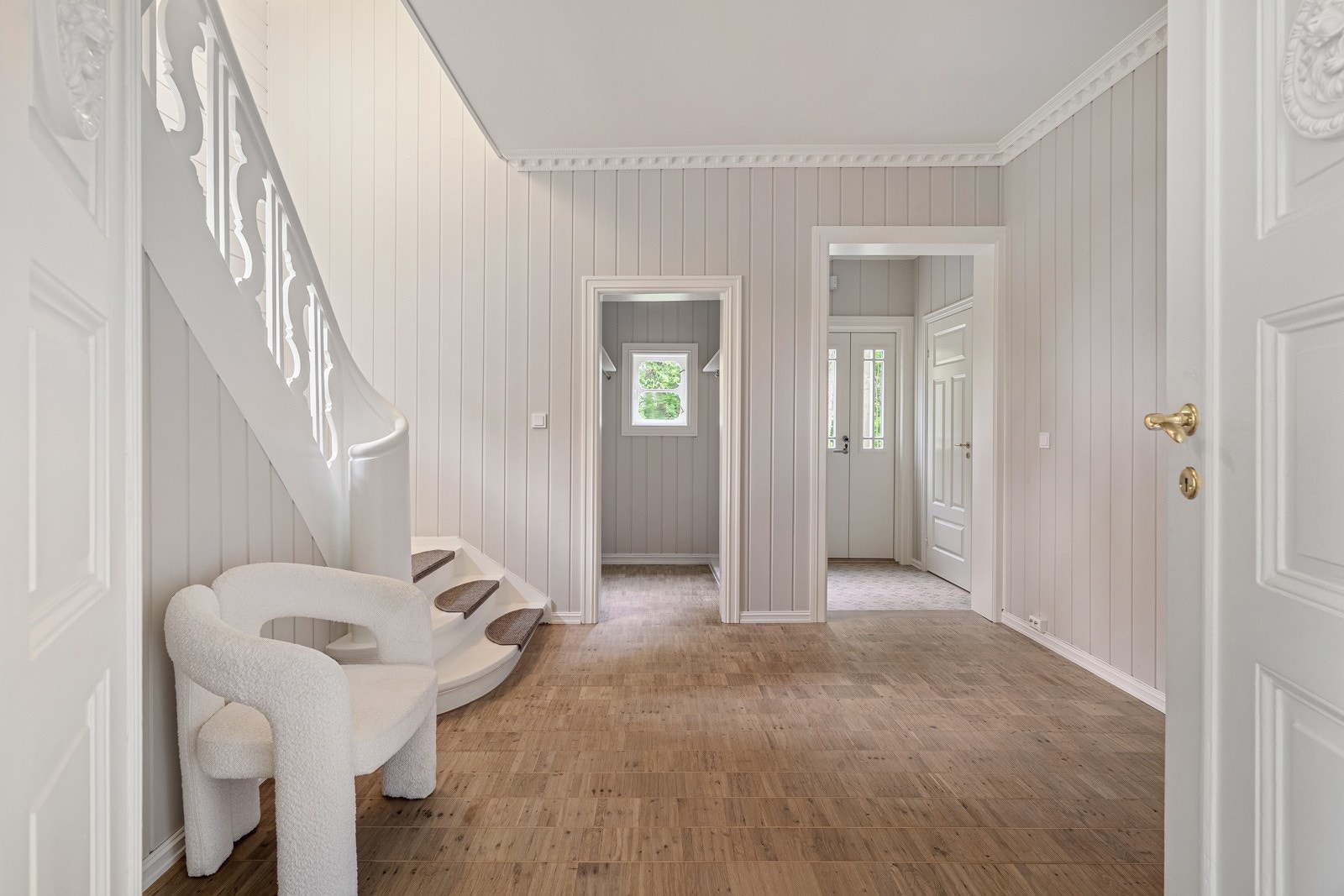 Inngangspartiet har en entré med behagelig gulvvarme som forlenger seg videre til en romslig gang. Galleribilde