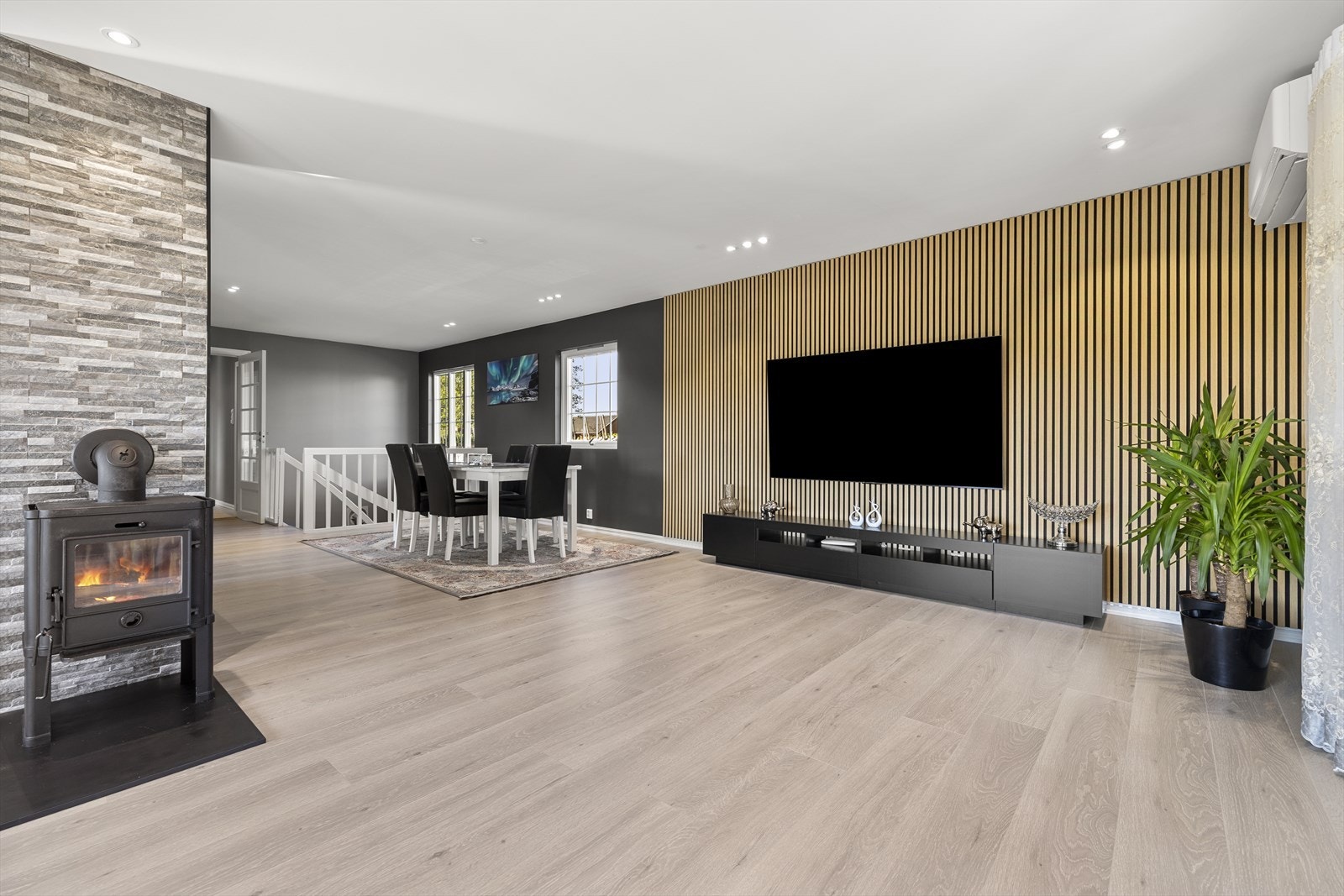 Boligen holder en høy standard og ligger fint til på Lørenfallet i Lillestrøm kommune, i et stille og barnevennlig boligområde. Galleribilde